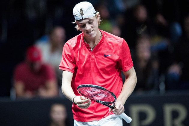 Denis Shapovalov z týmu světa během zápasu s Alexanderem Zverevem z týmu Evropy v rámci Laver Cupu.