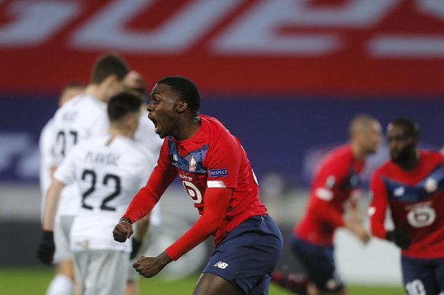 Fotbalista Lille Timothy Weah slaví gól svého spoluhráče Buraka Yilmaze proti Spartě.