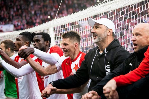 Trenér Slavie Praha Jindřich Trpišovský během děkovačky s fanoušky po utkání nadstavby Fortuna ligy ve skupině o titul s Plzní.