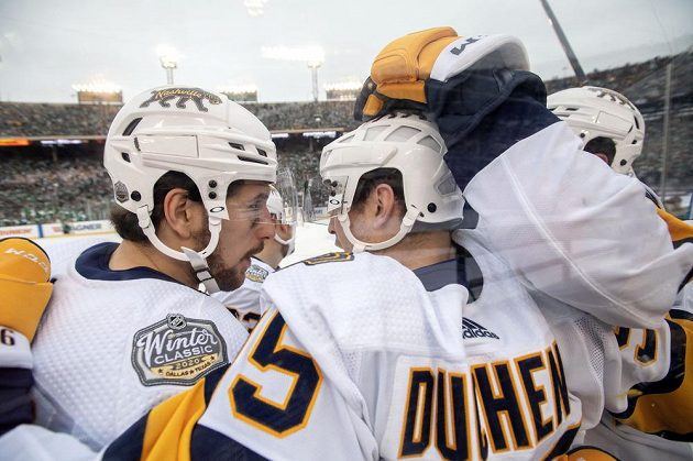 Křídelník Filip Forsberg (vlevo) gratuluje spoluhráči Mattu Ducheneovi z Nashvillu ke gólu v utkání NHL pod otevřeným nebem proti Dallasu.
