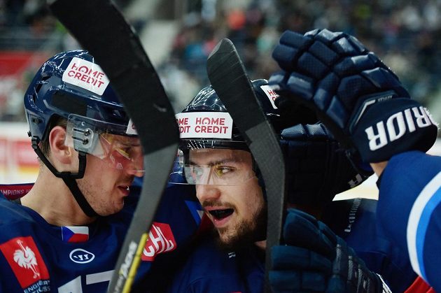 Autor druhého libereckého gólu Martin Bakoš (vpravo) a Lukáš Derner oslavují. Severočeši vyhráli nad Davosem 4:3 a postoupili do play off Ligy mistrů.