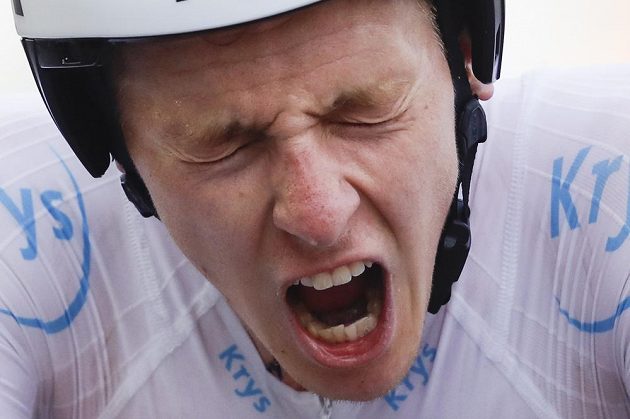 Slovinský cyklista Tadej Pogačar ovládl na Tour de France rozhodující časovku a senzačně připravil o celkové vítězství krajana Primože Rogliče.