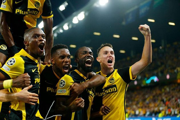 Fotbalisté Young Boys Bern se radují v Lize mistrů z gólu proti Manchesteru United.