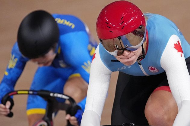 Olympijské zlato ve sprintu si vyjela kanadská dráhařka Kelsey Mitchellová (vpravo). Ve finále porazila ve dvou jízdách Ukrajinku Olenu Starikovovou.