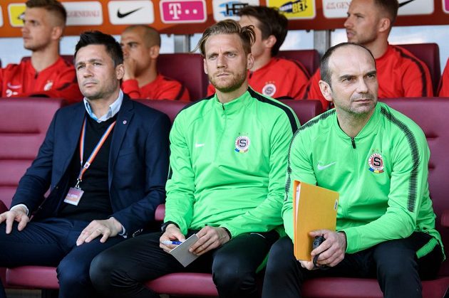 Nový asistent Pavla Hapala Oto Brunegraf (vpravo), Radoslav Kováč a vedoucí mužstva Miroslav Baranek na lavičce Sparty.