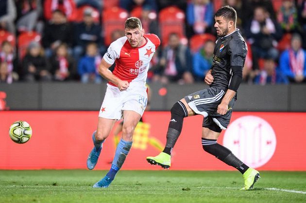 Ladislav Takács ze Slavie Praha a Patrizio Stronati z Baníku Ostrava během utkání 15. kola Fortuna ligy.