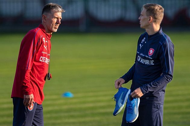 Trenér české fotbalové reprezentace Jaroslav Šilhavý (vlevo) a Bořek Dočkal během tréninku národního týmu v Praze.