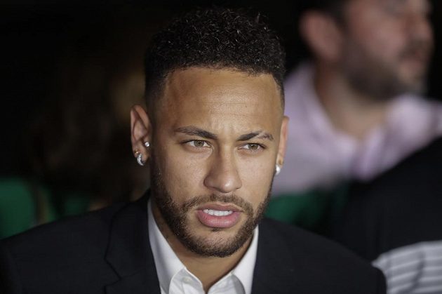 Brazilský fotbalista Neymar hovoří s novináři poté, co odpovídal na dodatečné dotazy policistů k případu údajného znásilnění modelky Trindadeové.