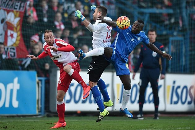Slávisté Tomáš Jablonský (vlevo) a brankář Martin Berkovec, vpravo liberecký Dzon Delarge.