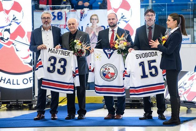 Do Síně slávy českého hokeje byli uvedeni Miroslav Martínek (druhý zleva), Jiří Šlégr a Radoslav Svoboda.