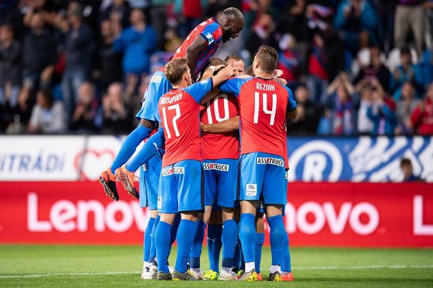 Fotbalisté Viktorie Plzeň oslavují gól Jana Kopice na 2:1 v zápase s Olomoucí.