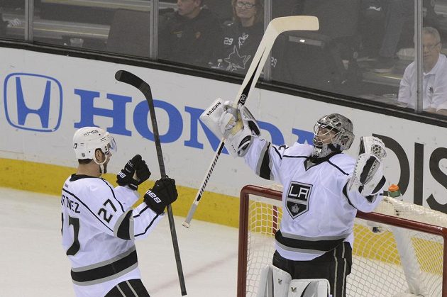 Brankář LA Kings Jonathan Quick a obránce Alec Martinez (27) se radují z postupu do čtvrtfinále play off NHL přes San Jose.