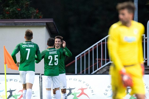 Michala Trávník z Jablonce oslavuje ze spoluhráči svůj druhý gól proti Plzni.
