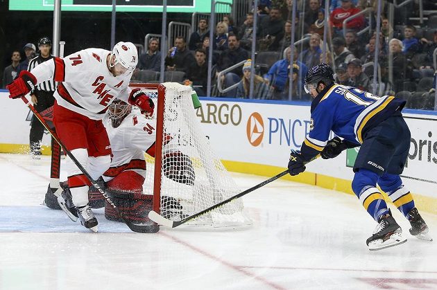 Gólman Caroliny Hurricanes Petr Mrázek (34) zasahuje v utkání NHL na ledě St. Louis.