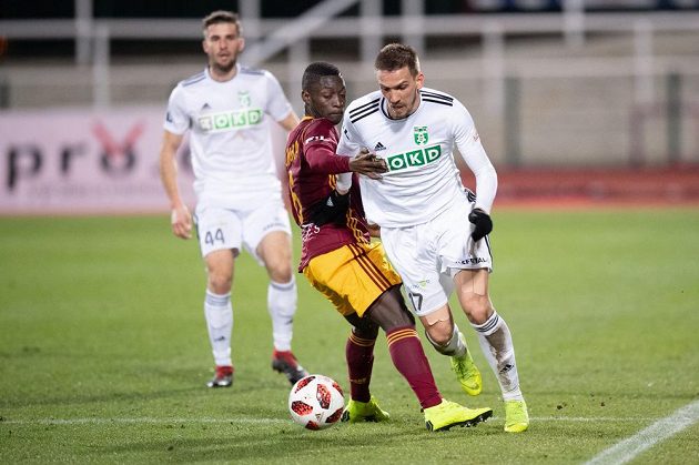 Dávid Guba z Karviné a Mohamed Doumbia z Dukly Praha v akci během utkání 25. kola Fortuna ligy.