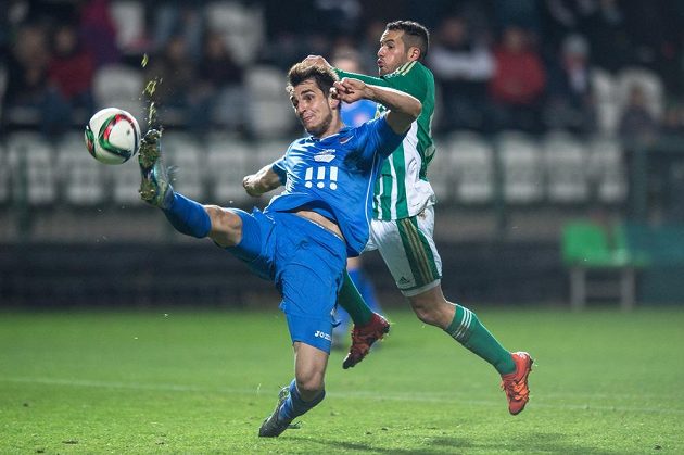 Jaroslava Machovce z Baníku Ostrava (vpředu) brání Rafael Acosta z Bohemians 1905.
