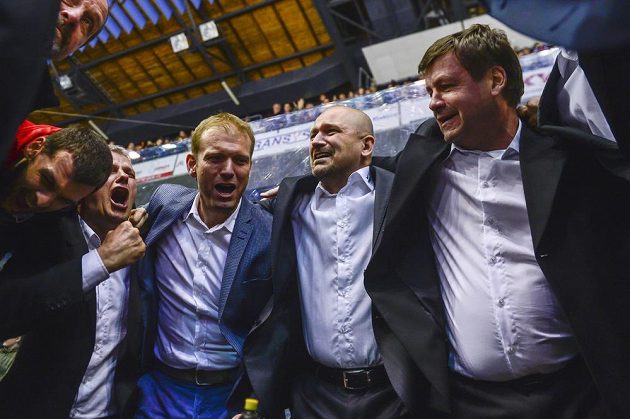 Zprava asistent trenéra Otakar Janecký, trenér Miloš Holaň a předseda představenstva Dušan Salfický slaví vyhrané utkání Pardubic a záchranu v extralize.