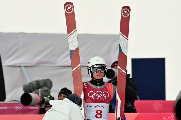 Český sdruženář Ondřej Pažout během skokanské části olympijského závodu na středním můstku.