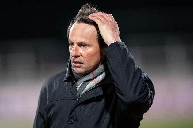Nový trenér Karviné František Straka během utkání 25. kola Fortuna ligy na Dukle.