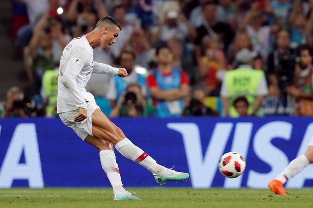 Vypracované tělo Portugalce Cristiana Ronalda obdivují fanynky na celém světě, všímají si jej i televizní kamery na mistrovství světa v Rusku.