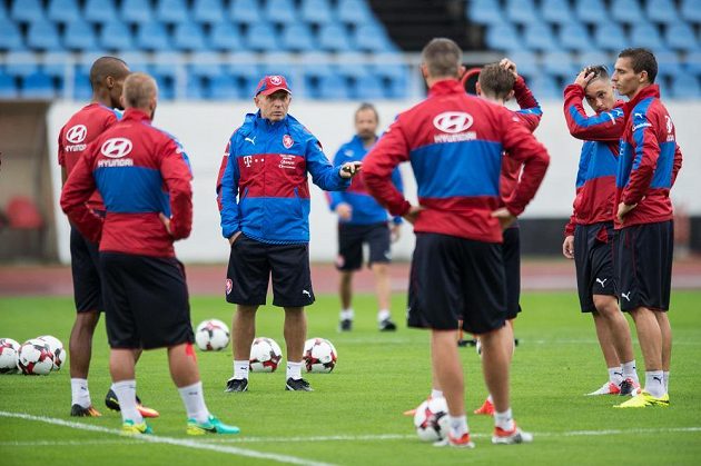 Nový trenér české fotbalové reprezentace Karel Jarolím během prvního tréninku.