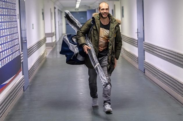 Usměvavý Michal Vondrka míří na sraz hokejové reprezentace před turnajem Channel One Cup.