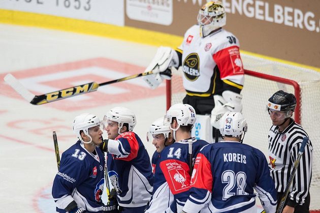 Hokejisté Plzně se radují z gólu proti Stavangeru. Vzadu brankář Oilers Henrik Holm.