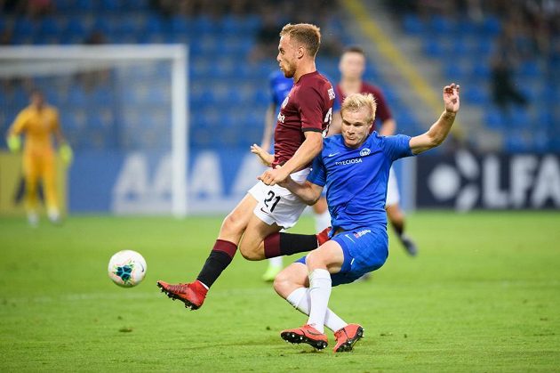 Martin Hašek ze Sparty Praha a Jan Mikula ze Slovanu Liberec během utkání 7. kola Fortuna ligy.