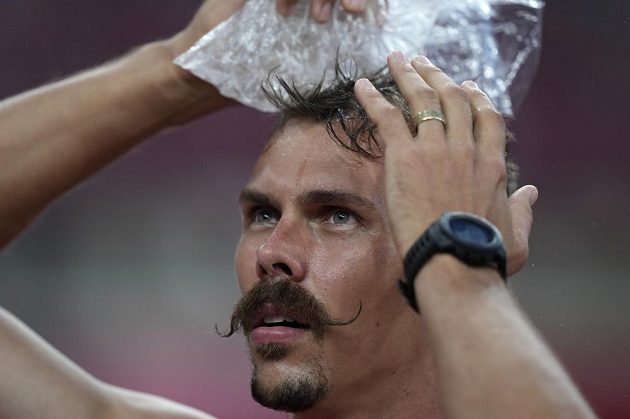 Sportovce trápí vysoké teploty, proto využívají každou volnou chvíli k chlazení těla