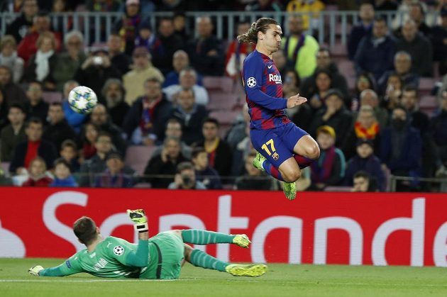 Slávistický brankář Ondřej KOlář zasahuje před nabíhajícím Antoinem Griezmannem z Barcelony.