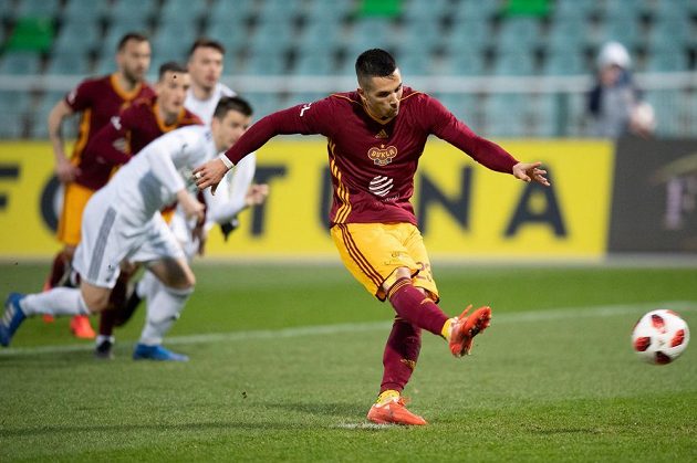 Uroš Duranovič z Dukly Praha proměňuje nařízenou penaltu během utkání 25. kola Fortuna ligy s Karvinou.