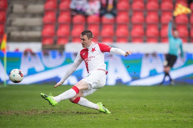 Jaromír Zmrhal ze Slavie Praha střílí gól proti Hradci Králové. Ofsajd mu ale jeho radost zkalila.