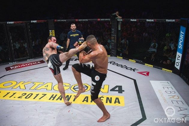 Menší soupeř? Pokud umíte, dostanete se i na hlavu. Attila Végh vs. Paul Byrne. Hlavní zápas na galavečeru Oktagon 3 na pražské Štvanici. Vyhrál rodák z Dunajské Stredy.