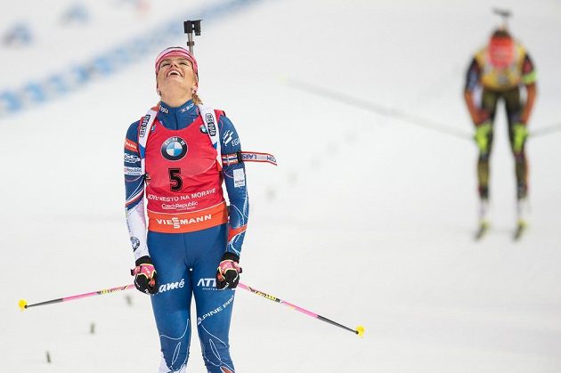 Gabriela Koukalová v cíli závodu s hromadným startem na 12,5 km ve Vysočina Areně v Novém Městě na Moravě.