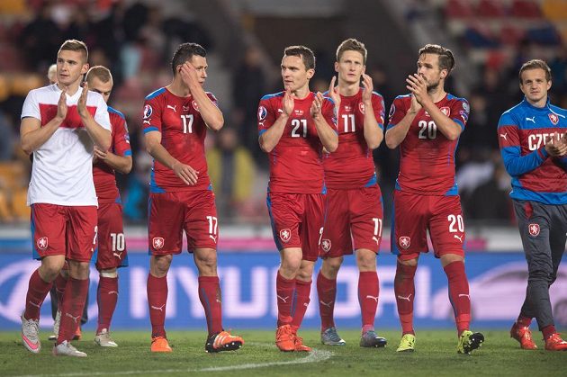 Fotbalisté české reprezentace po prohře v utkání kvalifikace ME 2016 s Tureckem.