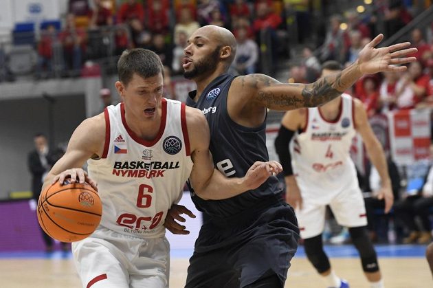 Pavel Pumprla z Nymburka a Maurice Stuckey z Bambergu během utkání 1. kola skupiny C basketbalové Ligy mistrů.