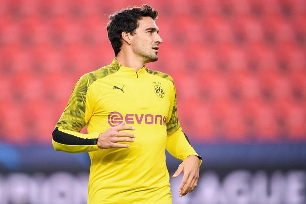 Mats Hummels z Dortmundu během tréninku před utkáním základní skupiny Ligy mistrů na hřišti Slavie Praha.