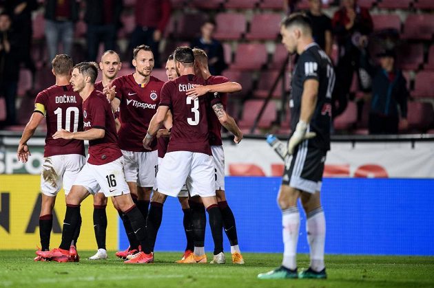 Libor Kozák ze Sparty Praha oslavuje se spoluhráči gól na 3:0 během utkání proti Sigmě.