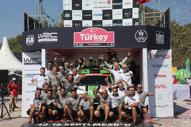 Jan Kopecký (vpravo) s Pavlem Dreslem s továrním týmem Škoda Motorsport po vítězství v Turecké rallye.