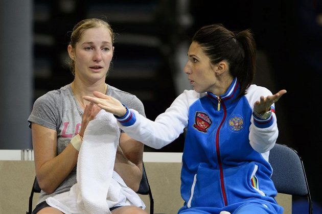 Kapitánka ruského týmu Anastasia Myskinová (vpravo) diskutuje během úterního tréninku v O2 areně s Jekatěrinou Makarovovou.