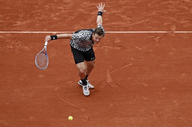 Tomáš Berdych během čtvrtfinálového zápasu French Open s Novakem Djokovičem.