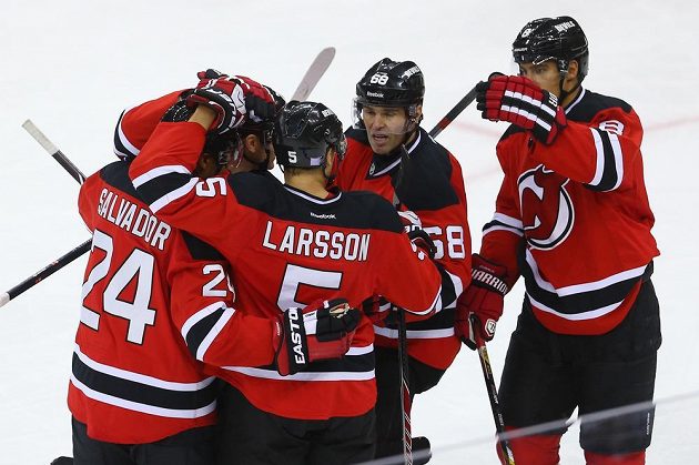 Hokejisté New Jersey slaví vítězný gól v duelu s Columbusem. Uprostřed Jaromír Jágr.