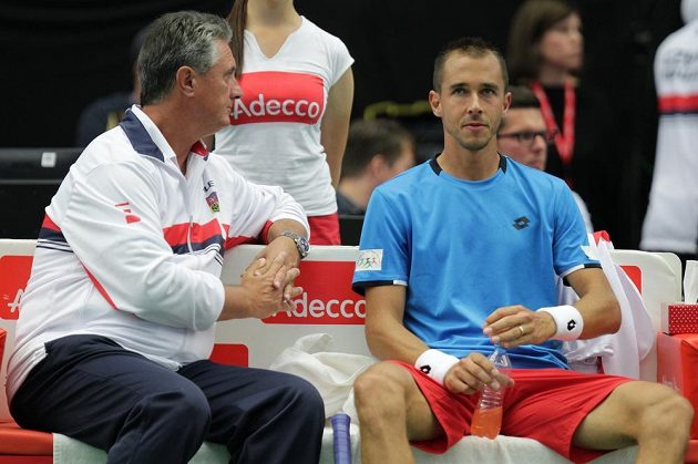Lukáš Rosol (vpravo) a nehrající kapitán Jaroslav Navrátil během zápasu s Francouzem Tsongou.