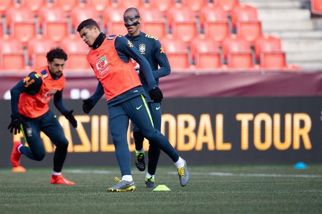 Obránce Thiago Silva během tréninku národního týmu Brazílie před přátelským utkáním v Praze.