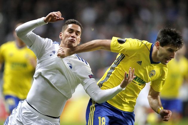 Kodaňský Pieros Sotiriou (vlevo) a Zoran Gajič v duelu Evropské ligy na stadiónu Parken.