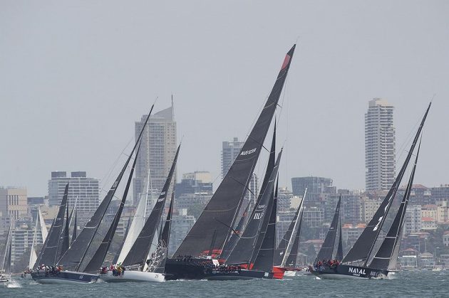 Odstartováno. Do tradičního závodu ze Sydney do Hobartu ve čtvrtek z olympijského města z roku 2000 vyrazilo 157 jachet, což je největší účast za posledních 25 let.