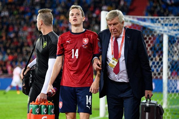 Jakub Jankto (uprostřed) v péči lékaře reprezentace Petra Krejčího během utkání kvalifikace MS 2022.