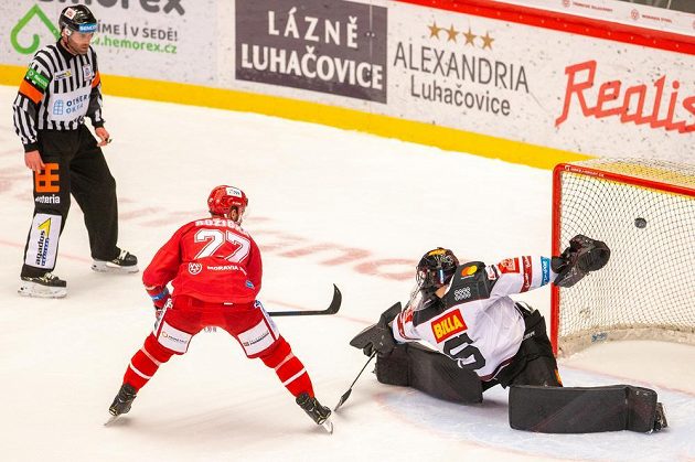 Zleva úspěšný střelec Martin Růžička z Třince a brankář Sparty Matěj Machovský.
