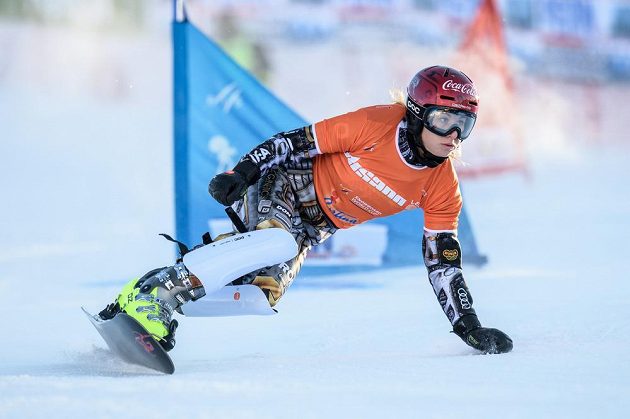 Snowboardistka Ester Ledecká během kvalifikační jízdy v paralelním slalomu při Světovém poháru v Cortině.