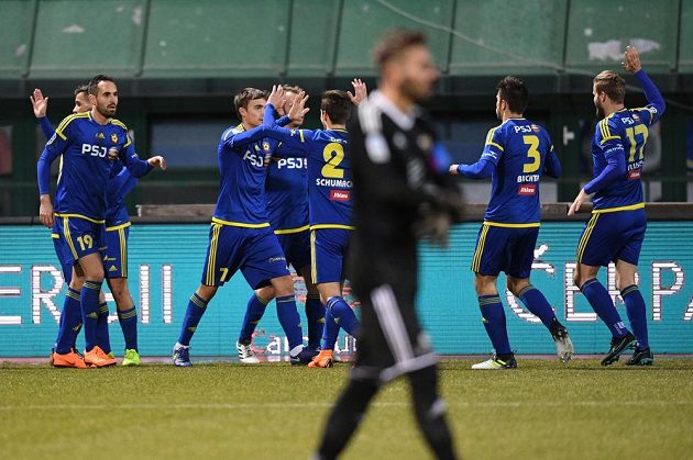 Fotbalisté Jihlavy oslavují úvodní gól proti Dukle. 